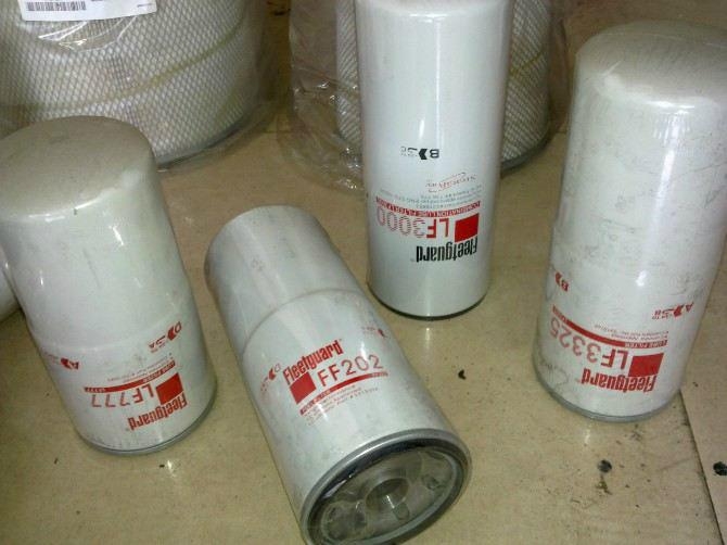 出租發(fā)電機(jī) 換機(jī)油一定要換機(jī)油濾芯，否則發(fā)動(dòng)機(jī)早晚會(huì)變成渣！