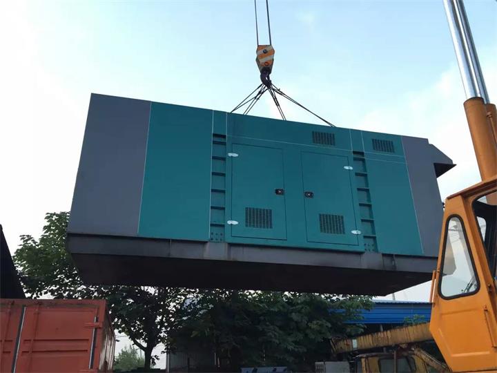 泰州發(fā)電機出租賃工廠租用進口康明斯1000kw大型柴油發(fā)電機組租賃裝車發(fā)貨