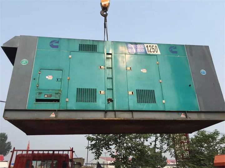 泰州發(fā)電機出租賃工廠租用進口康明斯1000kw大型柴油發(fā)電機組租賃裝車發(fā)貨