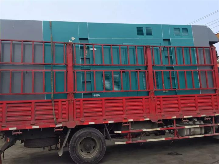 泰州發(fā)電機出租賃工廠租用進口康明斯1000kw大型柴油發(fā)電機組租賃裝車發(fā)貨