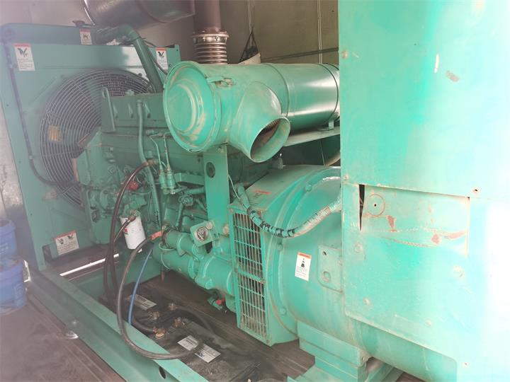 江蘇無(wú)錫發(fā)電機(jī)出租租賃工廠租用進(jìn)口康明斯220kw柴油發(fā)電機(jī)組租賃到達(dá)現(xiàn)場(chǎng) 江蘇無(wú)錫發(fā)電機(jī)出租租賃工廠租用進(jìn)口康明斯220kw柴油發(fā)電機(jī)組租賃到達(dá)現(xiàn)場(chǎng)